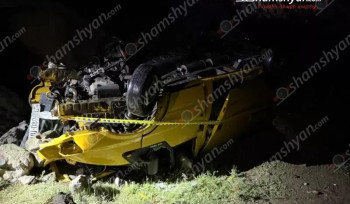 Գեղարքունիքի մարզի 21-ամյա բնակիչը  «Ford Transit»-ով դուրս է եկել ճանապարհի երթևեկելի գոտուց, բախվել բետոնե արգելապատնեշներին և գլխիվայր հայտնվել ձորակում