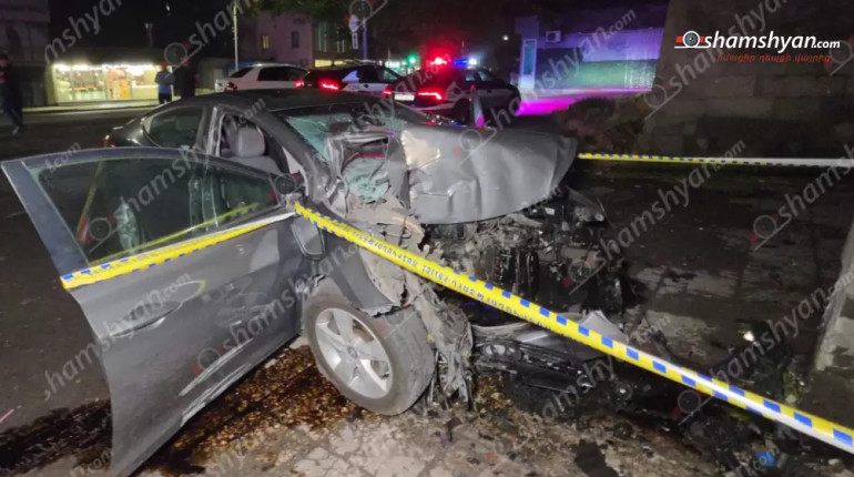 Երևանում «Hyundai Elantra»-ն դուրս է եկել երթևեկելի գոտուց և բախվել «Հրազդան» մարզադաշտի մուտքի բազալտե պատնեշին․ կա զnh