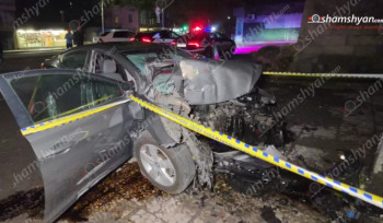 Երևանում «Hyundai Elantra»-ն դուրս է եկել երթևեկելի գոտուց և բախվել «Հրազդան» մարզադաշտի մուտքի բազալտե պատնեշին․ կա զnh