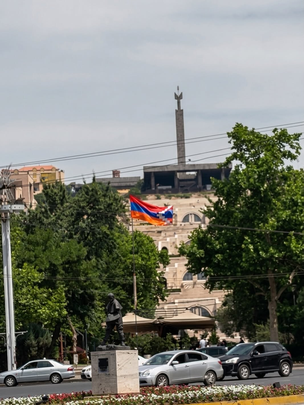 Արցախի դրոշը հեռացնելուց հետո այն վերականգնելու փորձի ժամանակ ապօրինի բերման են ենթարկվել ՀՅԴ ՀԵՄ երկու անդամներ․ ՀՅԴ