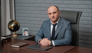Իրավապահները խուզարկում են Գյումրիի ավագանու անդամ Կարեն Սիմոնյանի բնակարանը