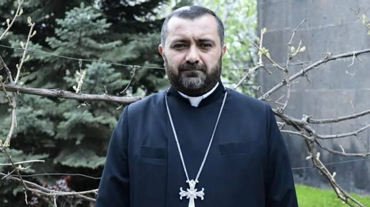 Տեր Գարեգին քահանա Արսենյանը կկարողանա  այցելել Մուղնիի եկեղեցի, պատարագ մատուցել, բայց հոգևորականների հետ շփվել չի կարելի