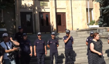 Ընդդիմադիր ուժերն ակցիա են անում ՍԴ դիմաց, որտեղ քննվում են ընտրությունները վիճարկող դիմումները. ուղիղ