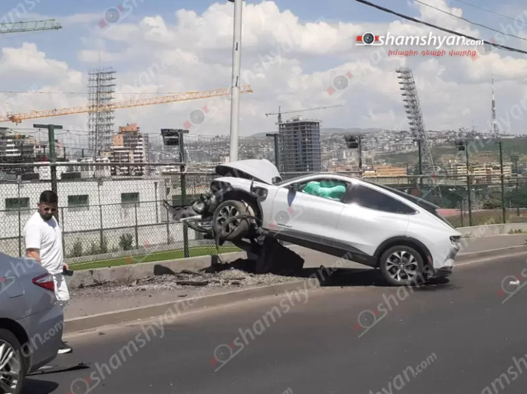 «Դալմա Գարդեն Մոլ»-ի մոտ բախվել են «Ford Fusion»-ն ու «Ford Mustang»-ը․ վերջինը բախվել է երկաթե էլեկտրասյանը և մասամբ հայտնվել դրա վրա․ կա վիրավnր