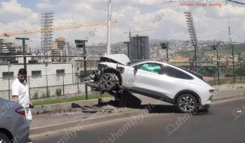 «Դալմա Գարդեն Մոլ»-ի մոտ բախվել են «Ford Fusion»-ն ու «Ford Mustang»-ը․ վերջինը բախվել է երկաթե էլեկտրասյանը և մասամբ հայտնվել դրա վրա․ կա վիրավnր