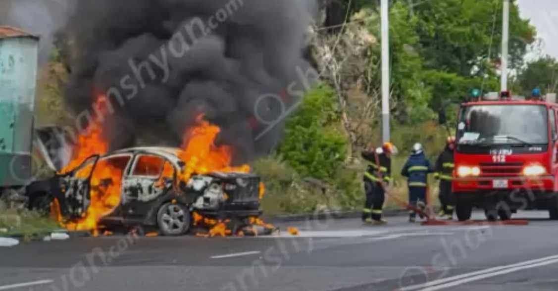 Ավտովթար-հրդեհ՝ Երևանում. «Mitsubishi»-ն բախվել է բազալտե եզրաքարին, ապա կոտրել երկաթե էլեկտրասյունը. վիրավոր կա