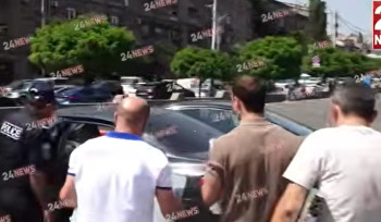 «Հարցերի չենք պատասխանում». քննիչները Գագիկ Ծառուկյանին պատկանող կենտրոնից համակարգիչներ առգրավեցին