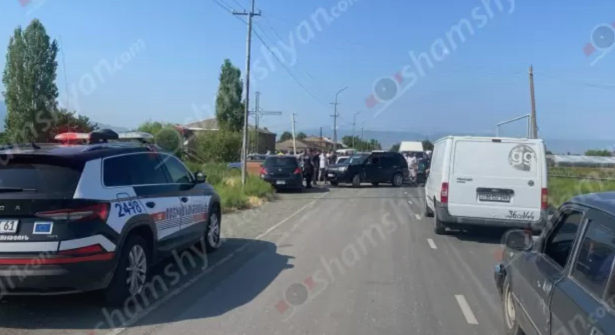 Արմավիրի մարզում կարկուտից ու ուժգին քամուց տուժած մի քանի գյուղերի բնակիչներ փակել են Մարգարա–Վանաձոր–Տաշիր ավտոճանապարհը՝ պահանջելով փոխհատուցման հստակ ծրագիր
