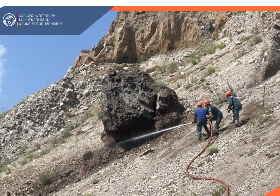 Փրկարարները հարկադիր քարաթափման միջոցով հեռացրել են քարը՝ ապահովելով անվտանգ երթևեկություն
