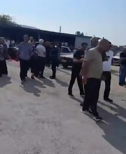 «Արարատցեմենտ»-ի աշխատակիցներն ակցիա են իրականացնում․ գործարանը կապարակնքված է, իրենք՝ անորոշության մեջ