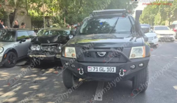 Հերացի փողոցում բախվել են «Mercedes»-ը և «Nissan Xterra»-ն․ կա վիրավnր