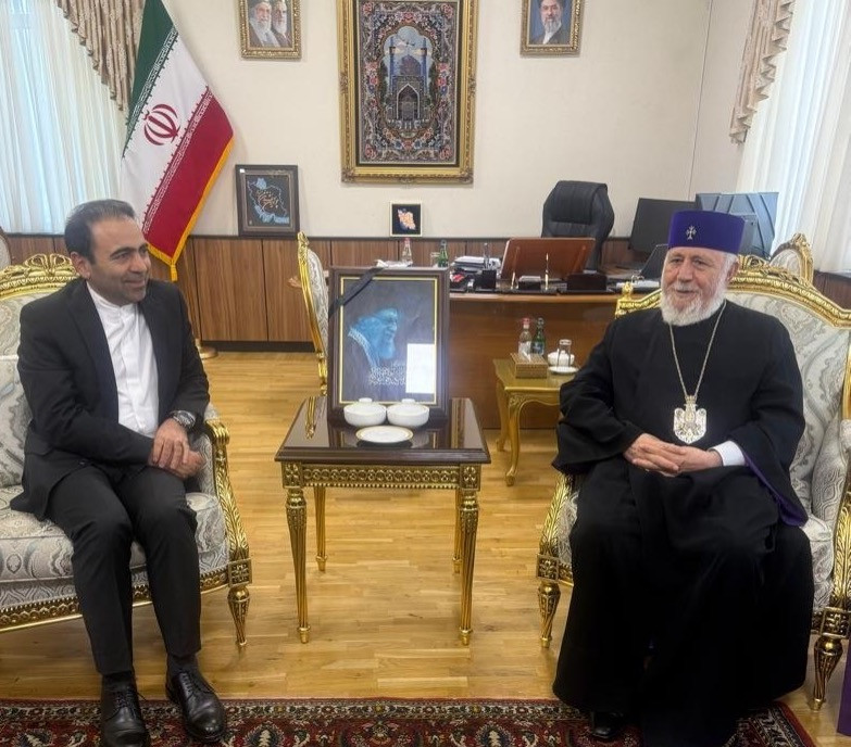 Գարեգին Բ-ն այցելել է Իրանի դեսպանատուն և հարգանքի տուրք մատուցել Իրանի նահատակ առաջնորդ Խամենեիի  հիշատակին
