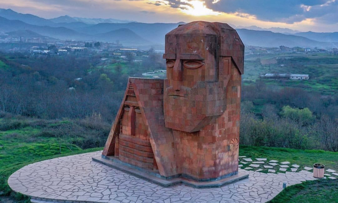 Ես չեմ կարող աշխատել մի տեղ, որտեղ երեխայի աշխատանքը պատից հանում են, հակապետական են որակում. Արցախցի աղջկա ուսուցչուհին ազատման դիմում է գրել. Aravot.am