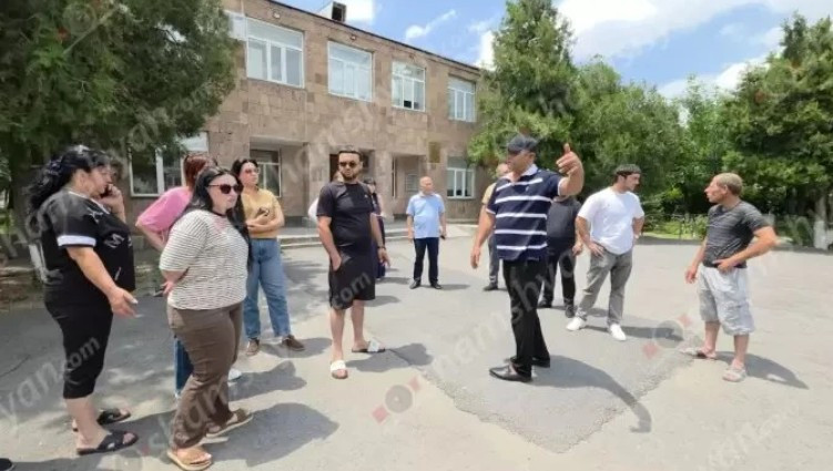 Ջրից թունավորումից հետո Բյուրեղավանի քաղաքապետարանի մոտ են հավաքվել բնակիչները, պահանջում են լուծել խնդիրը