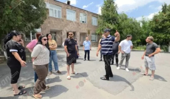 Ջրից թունավորումից հետո Բյուրեղավանի քաղաքապետարանի մոտ են հավաքվել բնակիչները, պահանջում են լուծել խնդիրը