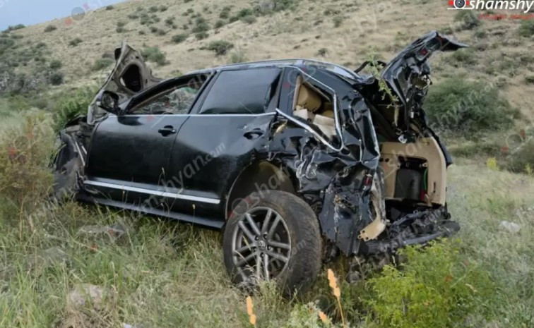 Երևան-Սևան-Իջևան ճանապարհին «Volkswagen Tuareg»-ը դուրս է եկել երթևեկելի գոտուց, բախվել քարերին ու հողաթմբերին և գլորվելով հայտնվել ձորում․ կա զnh