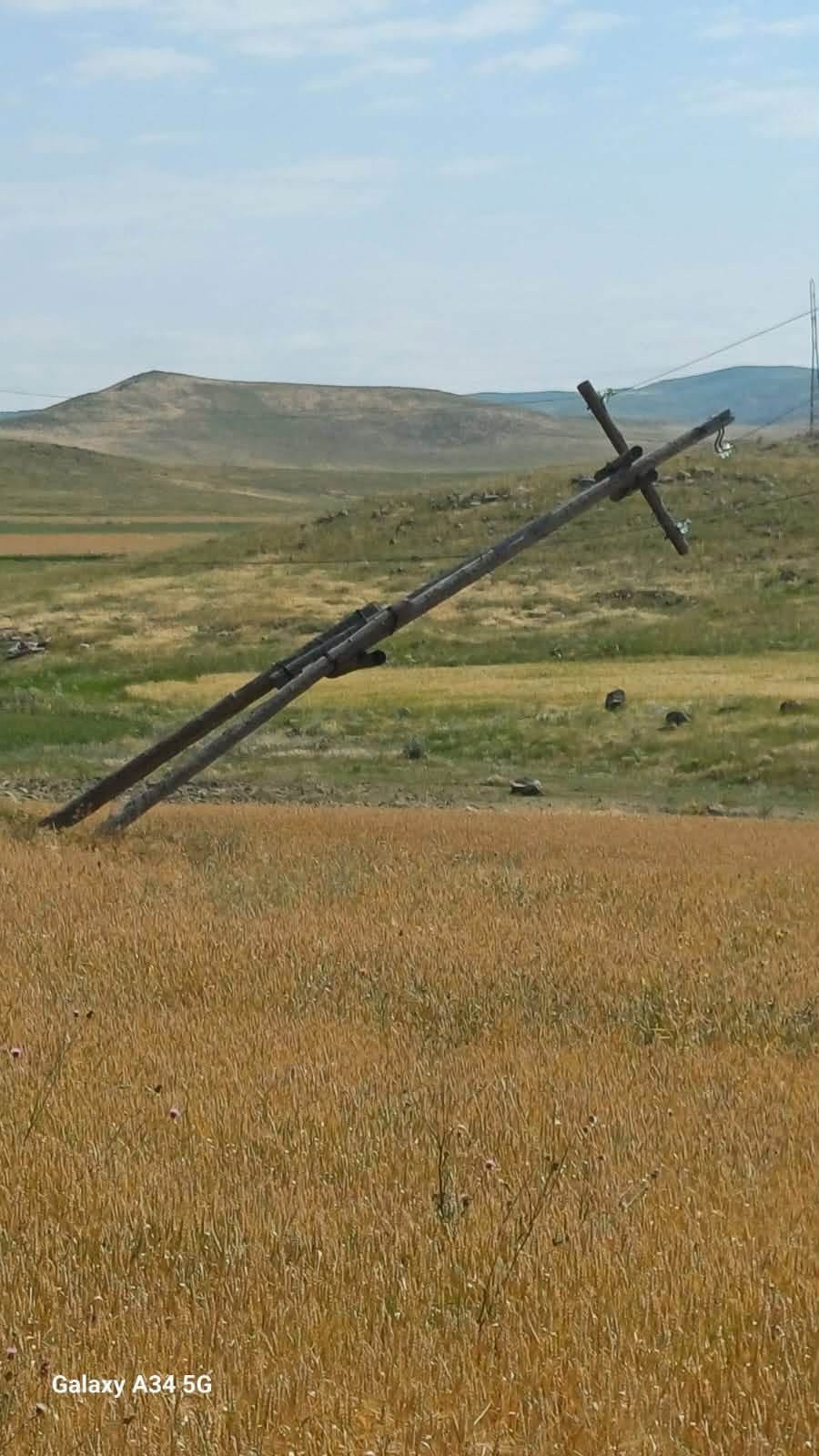 Կեսգիշերն անց ուժեղ քամու հետևանքով վնասվել և շրջվել են Արագածոտնի մարզի Թալին համայնքի Հացաշեն, Ցամաքասար, Սուսեր և Զարինջա բնակավայրերը սնուցող էլեկտրահաղորդման գծերի հենասյուները