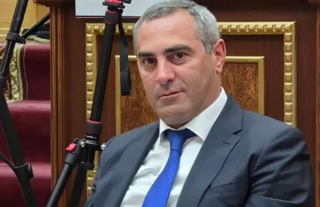 Գյումրիի քաղաքապետի պարտականությունները կատարող Ավետիս Առաքելյանը հրաժարվել է պատգամավորական մանդատից