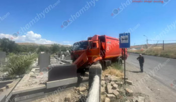 Երևանում քաղաքապետարանի հաշվեկշռում հաշվառված «KamAZ»-ը Նուբարաշենի աղբավայրի մոտ փլուզել է քարե պարիսպն ու հայտնվել գերեզմանnցում