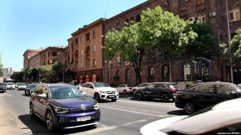 Երևեկության փոփոխություն Պապ թագավորի – Անրի Վեռնոյի փողոցների խաչմերուկում
