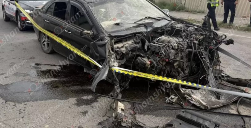 Մարմարաշենում «Mercedes»-ը դուրս է եկել ճանապարհի երթևեկելի գոտու, բախվել քարե պատնեշին և փլուզել այն․ կա վիրավnր