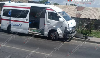 Եղվարդում բախվել են «Nissan Tiida»-ն և կանչի վայր մեկնող Եղվարդի հիվանդանոցի շտապօգնության ավտոմեքենան