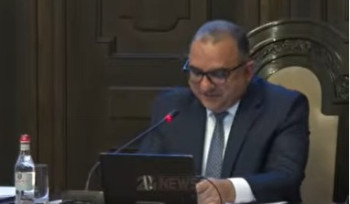 Մի քիչ կարճ ա պետք գրել նախագծերի վերնագրերը… Ես կկարդամ. փոխվարչապետը մոտ 1 րոպե կարդաց վերնագիրը (տեսանյութ)