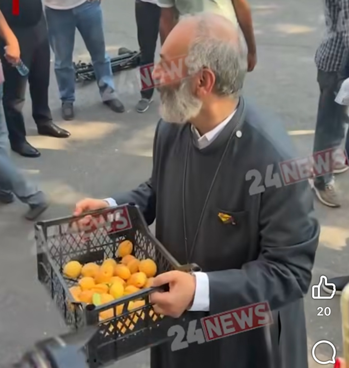 Սրբազան ծիրան է. Բագրատ սրբազանն իր այգու ծիրանն է բերել դատարան և բակում հյուրասիրում է հավաքվածներին