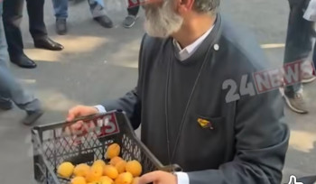 Սրբազան ծիրան է. Բագրատ սրբազանն իր այգու ծիրանն է բերել դատարան և բակում հյուրասիրում է հավաքվածներին