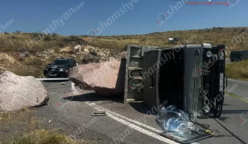 Թալին-Քարակերտ ավտոճանապարհին քարով բարձված «ԿամԱԶ»-ը կողաշրջվել է․ վարորդը տեղում մաhացել է