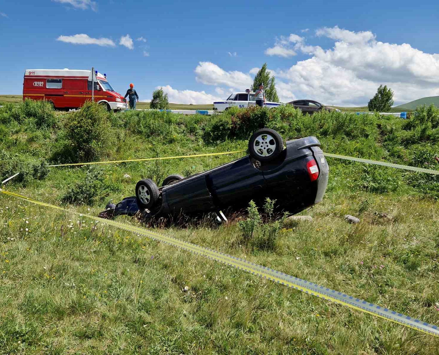 Իջևան-Երևան ճանապարհին մեքենան գլխիվայր հայտնվել դաշտամիջյան հատվածում․ 21-ամյա վարորդը մահացել է (լուսանկարներ)